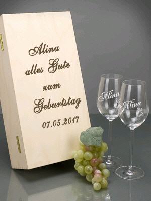 personalisierte Weingläser mit Flasche Weißwein Geschenkset mit Namen graviert Holzkiste mit individueller Wunsch-Gravur als Geschenk für Paare zur Hochzeit Tauben und Ringe